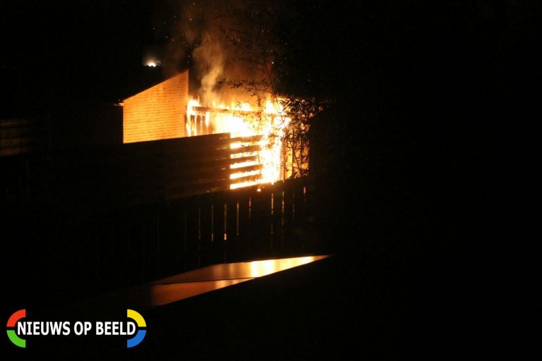 Brand in afvalbak slaat over naar schutting Balduinstraat Lieshout