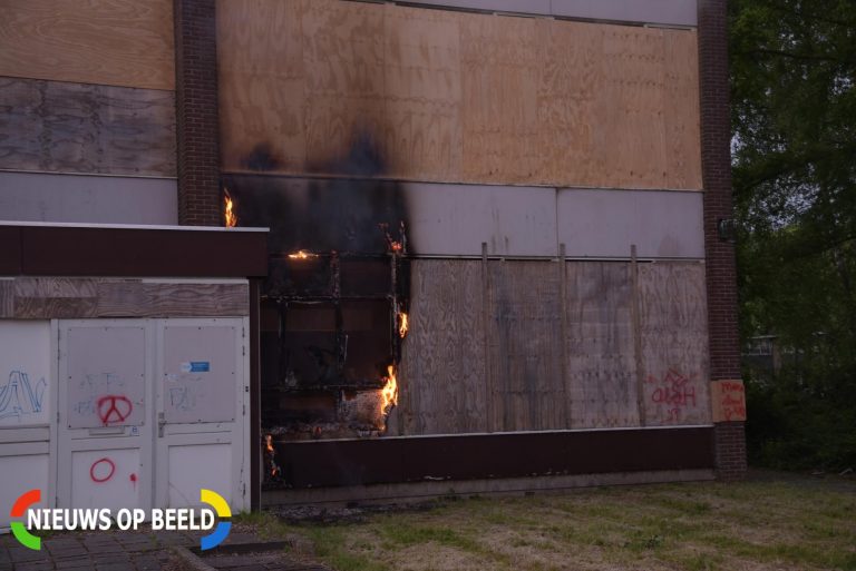 Brandweer blust brand in oud schoolgebouw Gebbeweg Hoogvliet