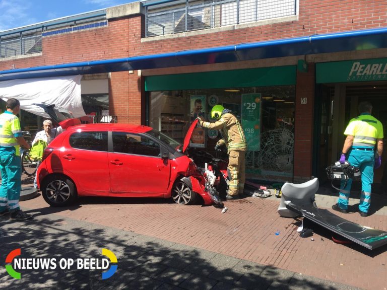 Auto rijdt tegen winkelruit/-pui Pearl Opticiens Kerkstraat Berkel en Rodenrijs
