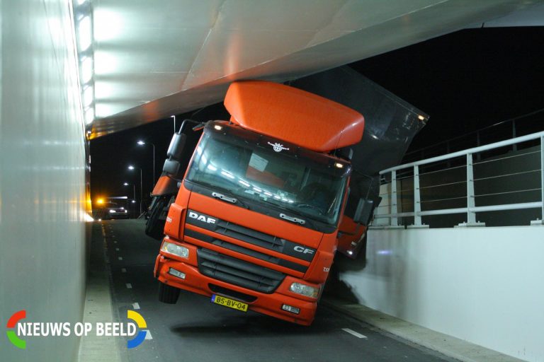 Vrachtwagen komt klem te zitten onder een spoorviaduct Bredeweg Zevenhuizen