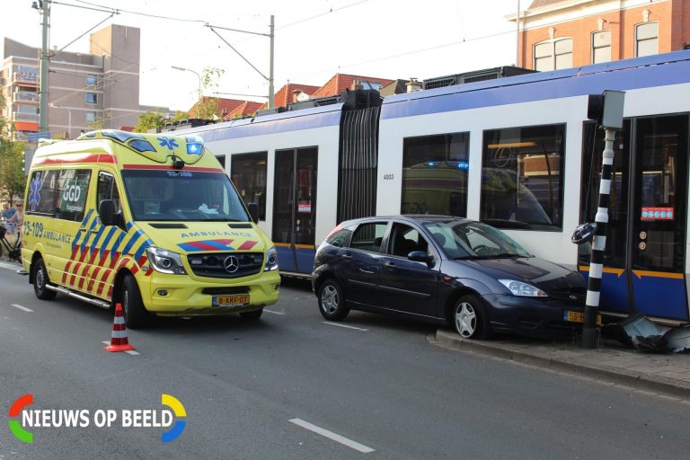 Persoon gewond na aanrijding tussen auto en tram Koningin Emmakade Den Haag