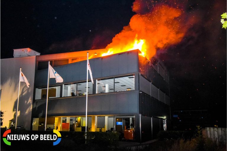 Bedrijfspand beschadigd na uitslaande brand Handelsweg Rhoon