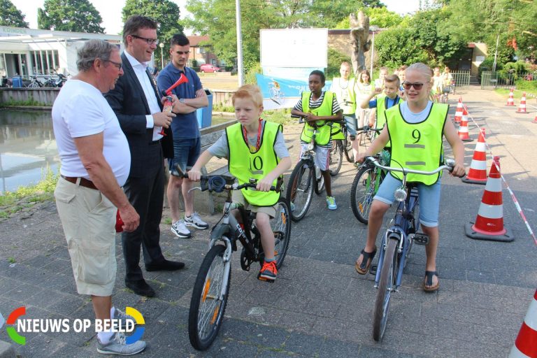 290 scholieren fietsen voor Veilig Verkeer Nederland fietsverkeersexamen Nachtegaalstraat Krimpen aan den IJssel