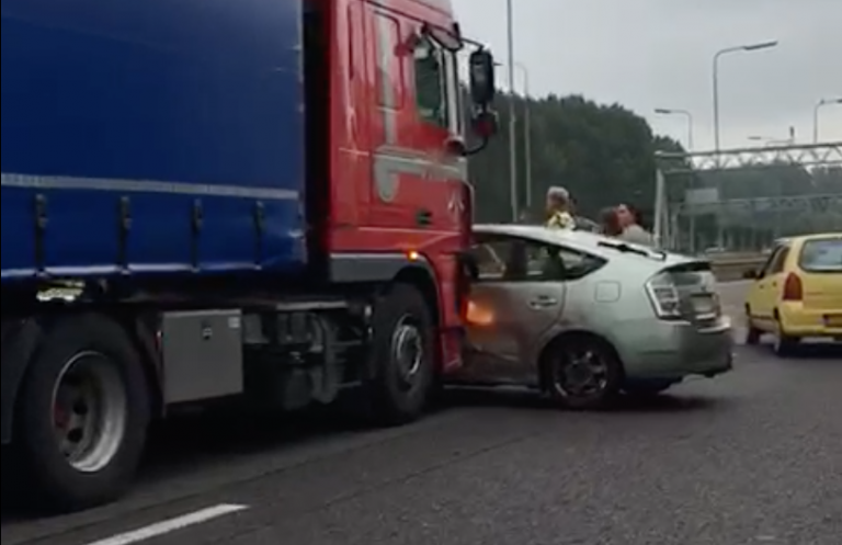 Veel vertragingen door ongelukken A16 en A20 Rotterdam