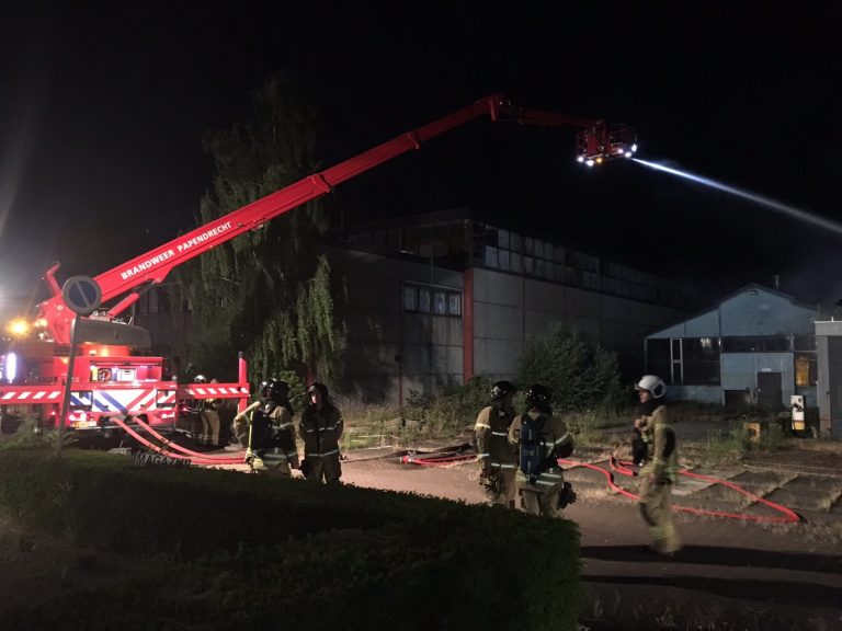 Uitslaande brand in loods Stationsweg Arkel