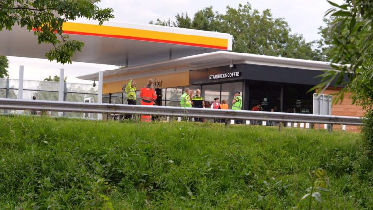 Twee gewonden na ravage door ongeval bij tankstation de Andel in Reeuwijk