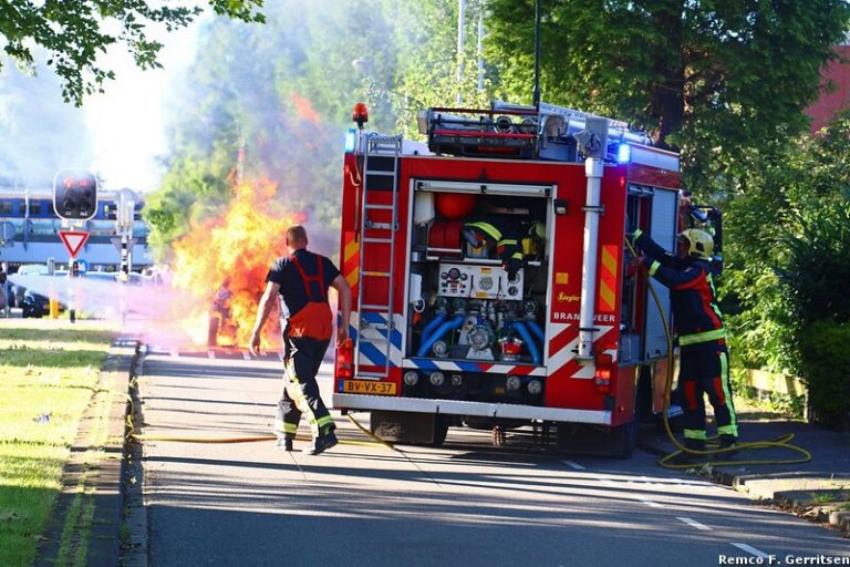 Auto gaat in vlammen op Joubertstraat Gouda