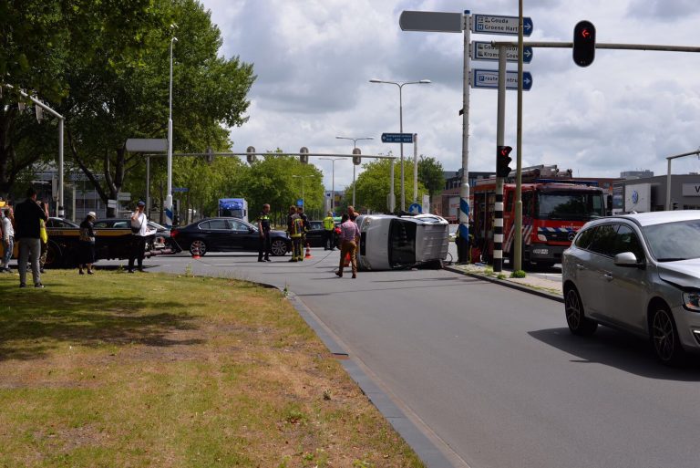 Auto op zijn kant na ongeval Goudse Poort Gouda
