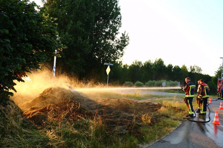 Brandweer blust bermbrandje in Reeuwijk