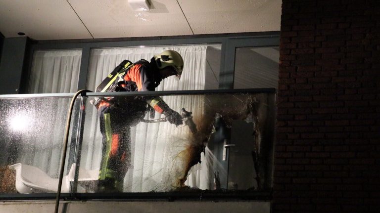 Brandweer rukt uit voor brand op het balkon Ronsseweg Gouda