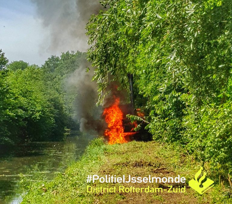 Voertuig in brand Coen Moulijnweg Rotterdam