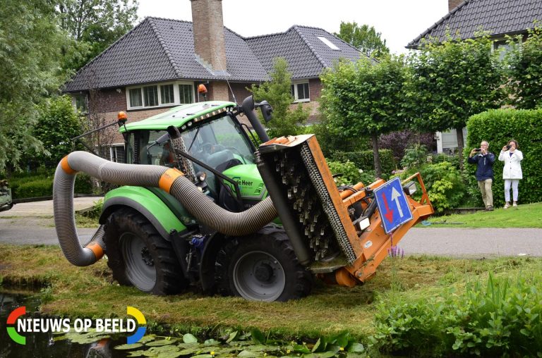 Trekker zakt weg tijdens maaien Bloemendaalseweg Gouda