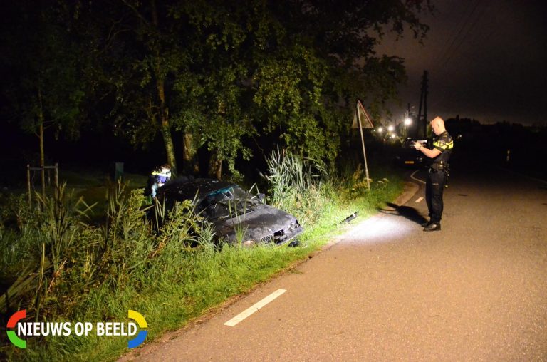 Auto belandt in het water bij éénzijdig ongeval Tussenlanen Bergambacht