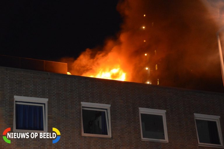 Brandweer blust felle brand op dakterras studentenwoningen Botersloot Rotterdam