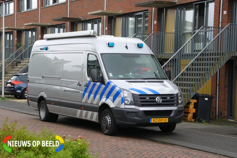 Na een anonieme tip handgranaten, 200.000 euro, vuurwapen én 200 sim-kaarten in woning gevonden Anjertuin Bergschenhoek
