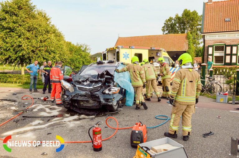 Auto botst frontaal op vrachtwagen Smalle Einde Ouddorp