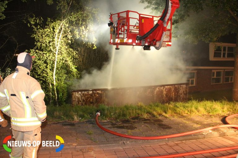 Brandweer urenlang zoet met brand in een bouwcontainer Kerkdreef Krimpen aan den IJssel ( video )