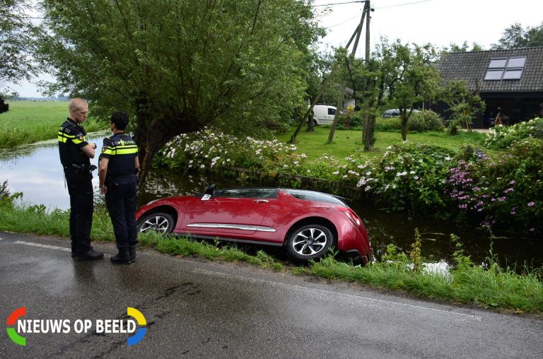 Auto deels te water Westeinde Berkenwoude