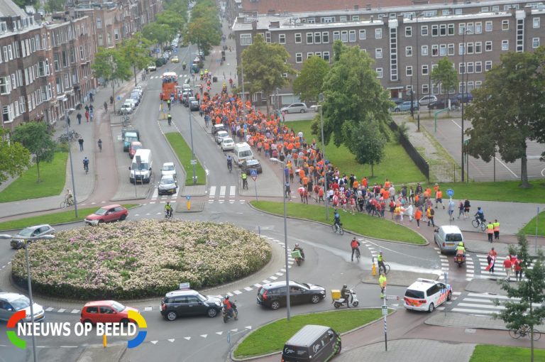 Oranje fanwalk voor damesvoetbalteam Spartastraat Rotterdam