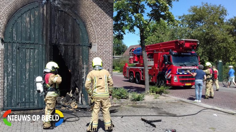 Deuren van een historische loods in brand Opzoomerlaan Hellevoetsluis