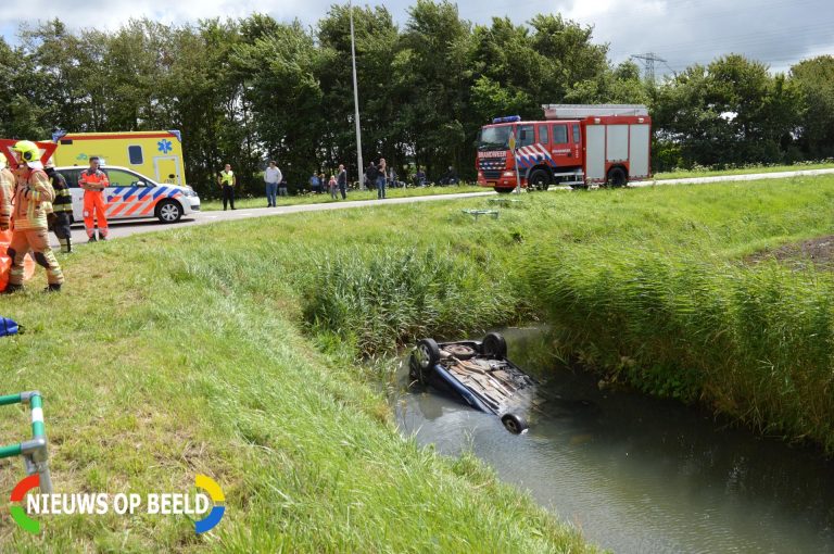 Auto op zijn kop in de sloot Schrijversdijk Oostvoorne