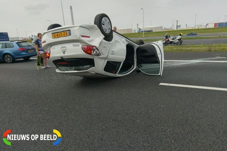 Auto belandt op zijn kop Rijksweg A15 Hoogvliet