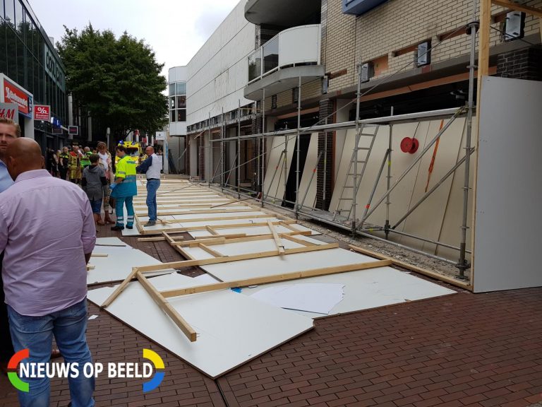 Houtwerk valt op winkelend publiek, vier personen gewond Promenadeplein Zoetermeer
