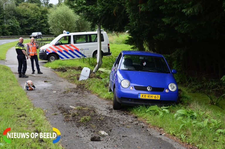 Automobilist verliest macht over het stuur botst tegen lantaarnpaal en belandt net niet te water Breekade N477 Krimpen aan de Lek