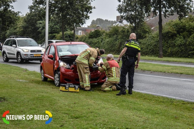 Gewonde bij een kop-staartbotsing Amnesty Internationallaan Hellevoetsluis