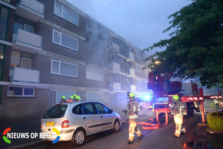 Bewoners en meerdere huisdieren van balkon gered bij brand Wingerd Capelle aan den IJssel