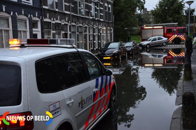 Straat staat volledig blank na hevige regenval Jan van der Heijdenstraat Gouda