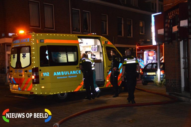 Twee mensen naar ziekenhuis na uitslaande zolderbrand Koraalstraat Rotterdam