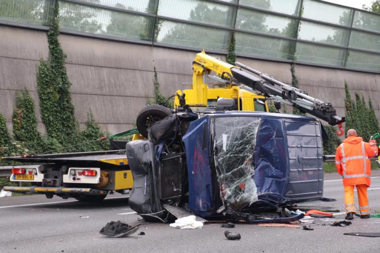 Bestuurder met rolstoelbus slaat over de kop A12 Waddinxveen