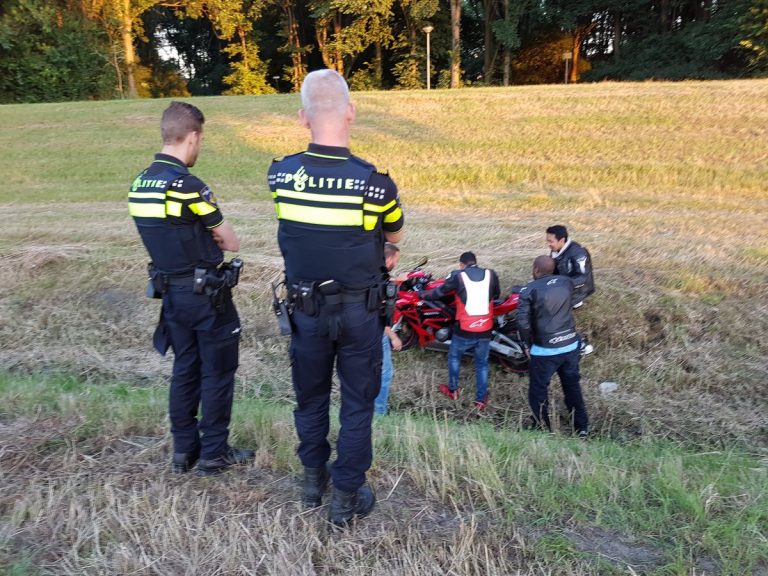 Motorrijder onderuit door laagstaande zon Vlaardingsedijk Maassluis