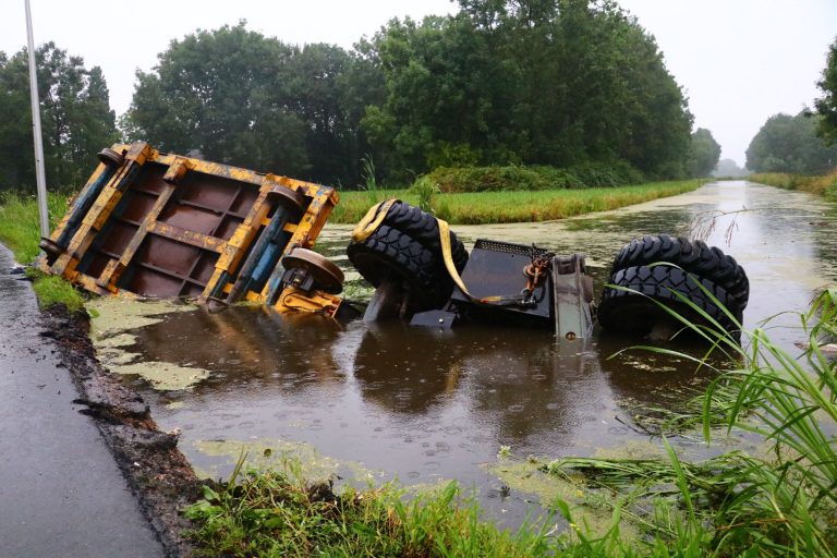 Tractor met kraan belandt in de sloot Achterwillenseweg Gouda