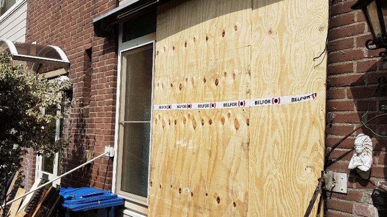 Moeder en kind ontsnappen aan woningbrand, politie zoekt getuigen brandstichtingen Hoogvliet