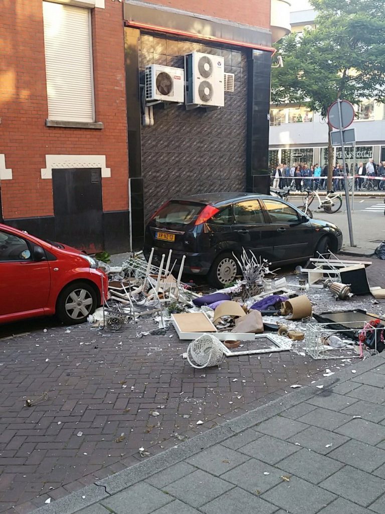 Vrouw gooit huisraad op straat Van Speykstraat Rotterdam