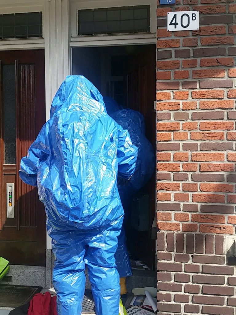 Brandweer zoekt naar bewoner in ernstig vervuilde woning Libellenstraat Rotterdam