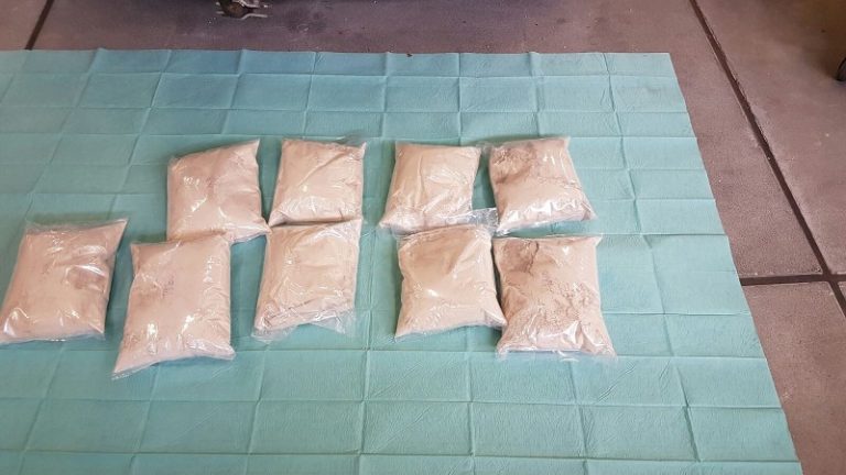 Vuurwapens, drugs en grote som contant geld bij zoekingen politie België en Rotterdam