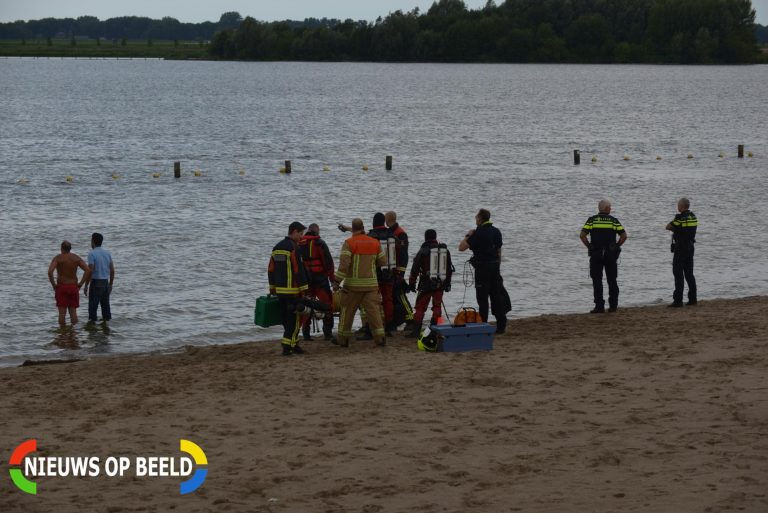 Man te water bij het Nessestrand Sicilieboulevard Rotterdam