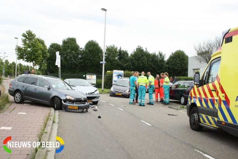 Flinke schade bij aanrijding tussen drie auto’s Sporthoekpad Bergschenhoek