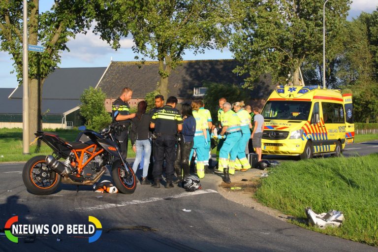 Ravage na frontale aanrijding tussen motor en afslaande auto Middelweg Moordrecht