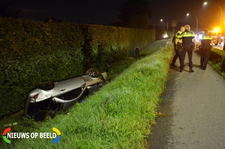 Auto slaat over de kop en rolt van de dijk Provincialeweg West – N228 Haastrecht