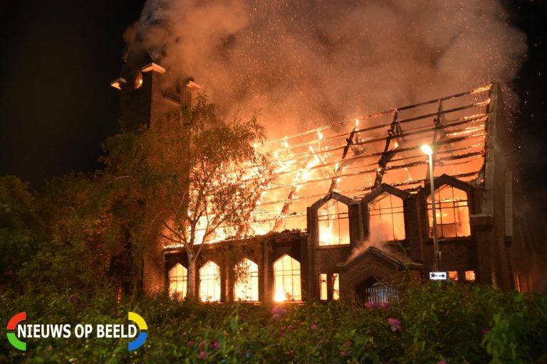 Kerk staat volledig in brand Zaandijkstraat Rotterdam
