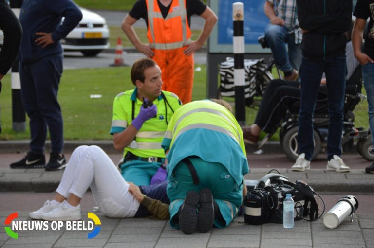 Gewonde na ongeval snorscooter en RET lijnbus Strevelsweg Rotterdam
