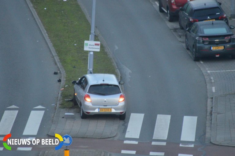 Bestuurder vlucht na botsing met lantaarnpaal Beukelsdijk Rotterdam