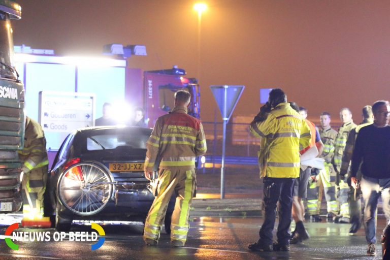 Gewonde bij aanrijding tussen vrachtwagen en personenauto Op de Baan Nieuwstadt