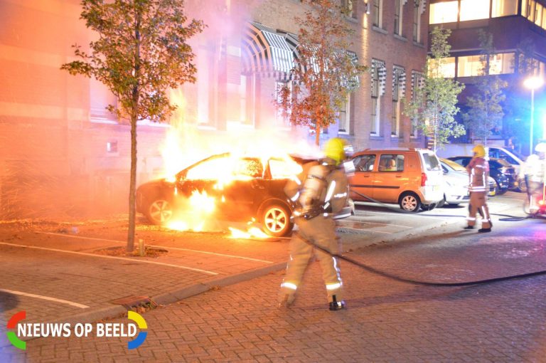 Auto Brand volledig uit Edouard Jacobsstraat Rotterdam (video)