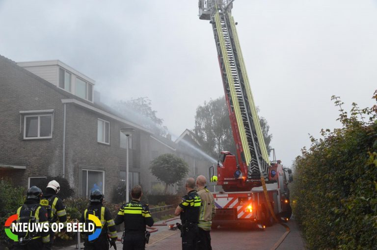 Zolderbrand veroorzaakt veel rook Parallelstraat Rhoon (video)