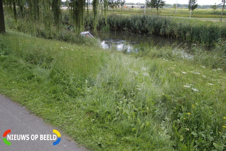 Spelende kinderen ontwijken auto die vervolgens te water raakt Luykenhof Bergschenhoek